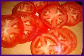 Os tomates ajudam a aliviar a dor e o peso nas pernas com veias varicosas